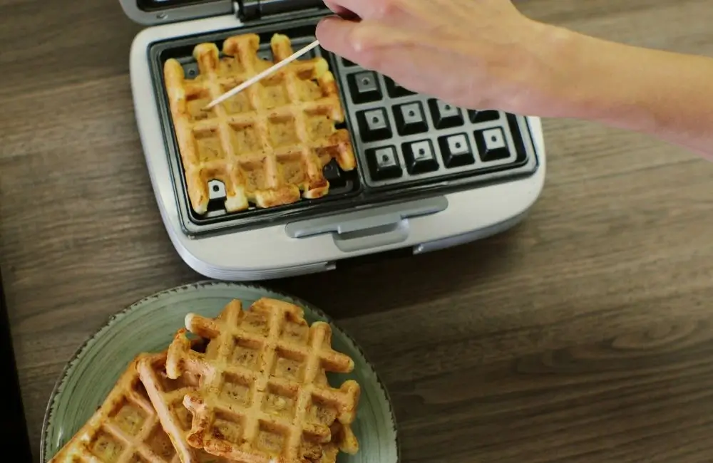 how long do you leave waffles in waffle maker